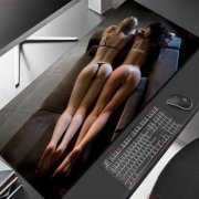 MOUSE PAD TWO WOMAN EXTENDEND SPEED 400X900X2MM COM LATERAL COSTURADA E BASE EMBORRACHADA