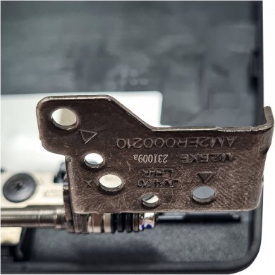 AP2ER000800 Carcaça da tela Lenovo V14 G2 e G3 com riscos no interior