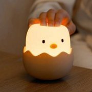 Luminaria decorativa pintinho silicone recarregavel com bateria de 4.2V 1200mAh e autonomia de 5 horas