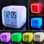 Relogio de mesa cubo com termometro e despertador indica a data, branco com luz de led que muda de cor