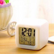 Relogio de mesa cubo com termometro e despertador ind
