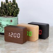 Relógio digital de mesa em madeira com despertador 